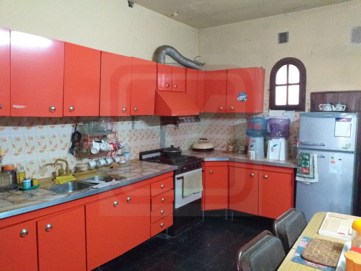 Dos casas de tres ambientes. German Abdala 3263. Isidro Casanova.
