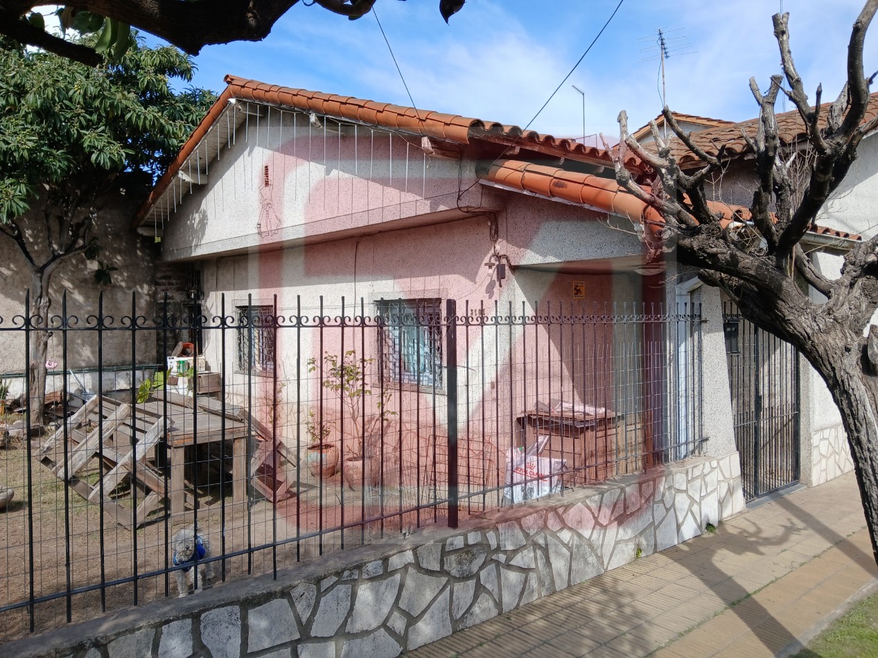 Casa de tres amb. Balbastro 6020. Isidro Casanova. 