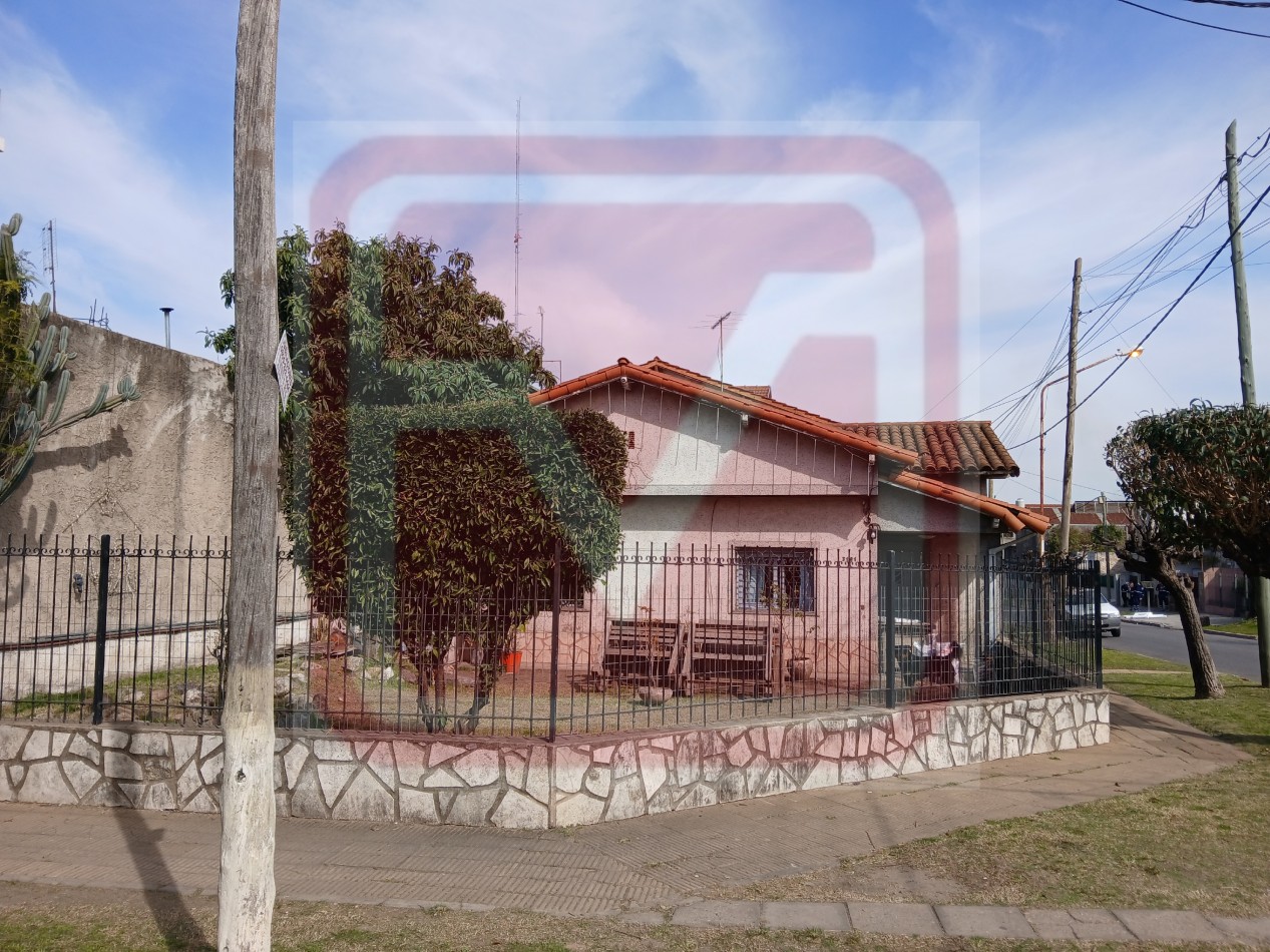 Casa de tres amb. Balbastro 6020. Isidro Casanova. 