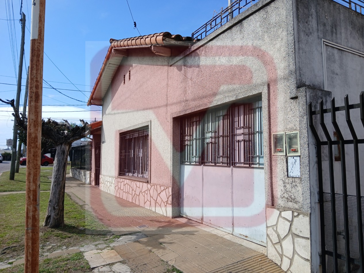 Casa de tres amb. Balbastro 6020. Isidro Casanova. 