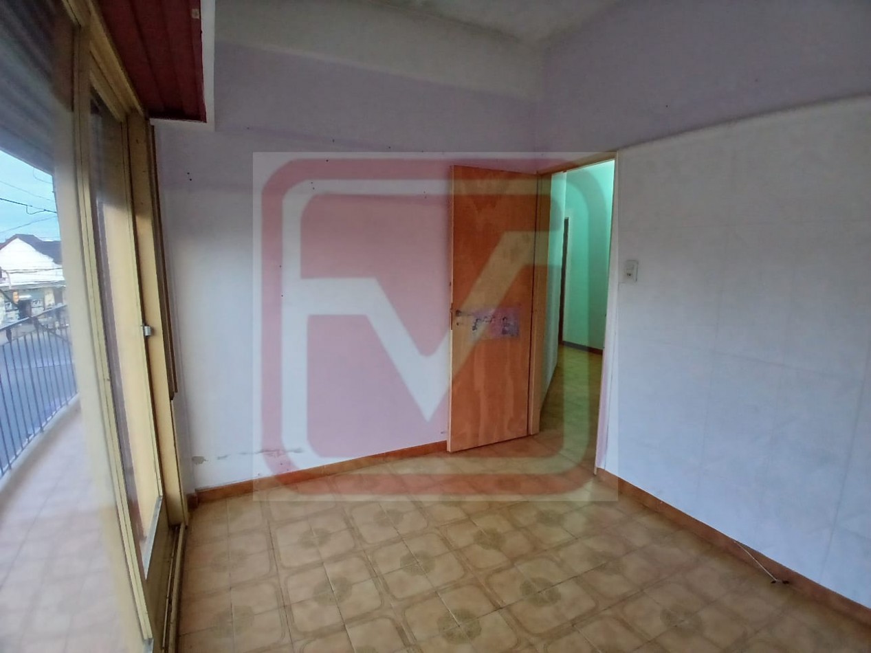 Depto de cuatro ambientes. Roma 2793. Isidro Casanova.