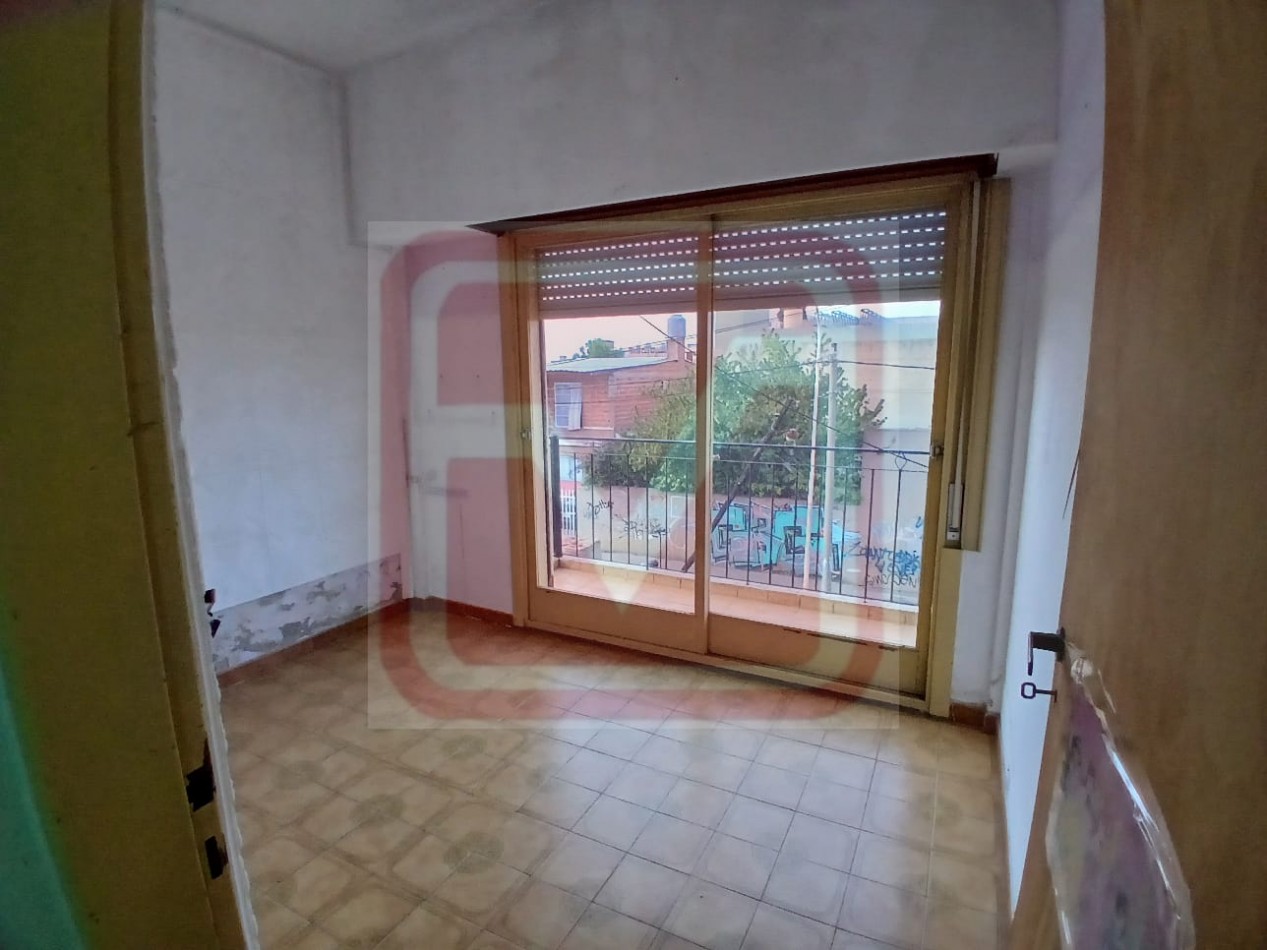 Depto de cuatro ambientes. Roma 2793. Isidro Casanova.