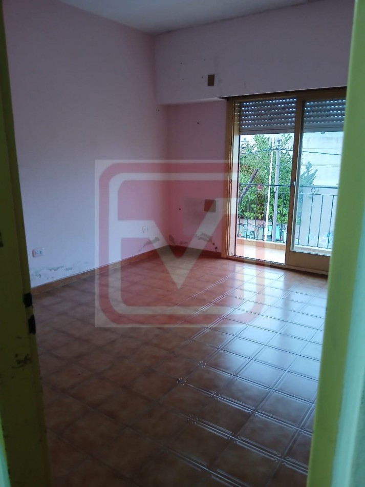 Depto de cuatro ambientes. Roma 2793. Isidro Casanova.