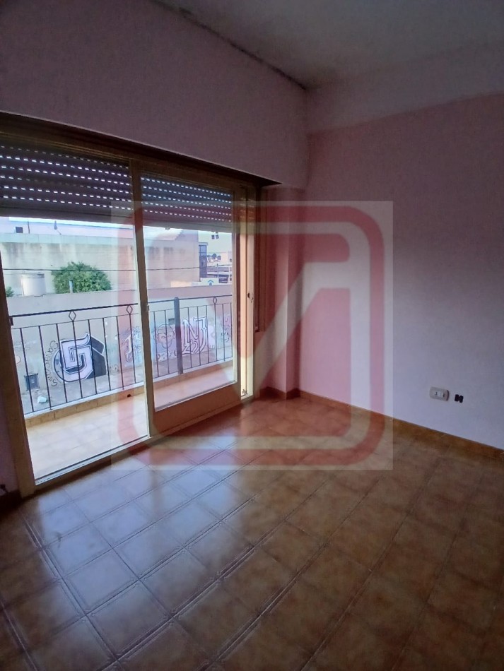 Depto de cuatro ambientes. Roma 2793. Isidro Casanova.