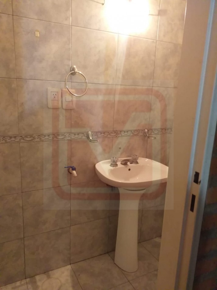 Local. Oficia, consultorios. Madrid 3211. Isidro Casanova. 