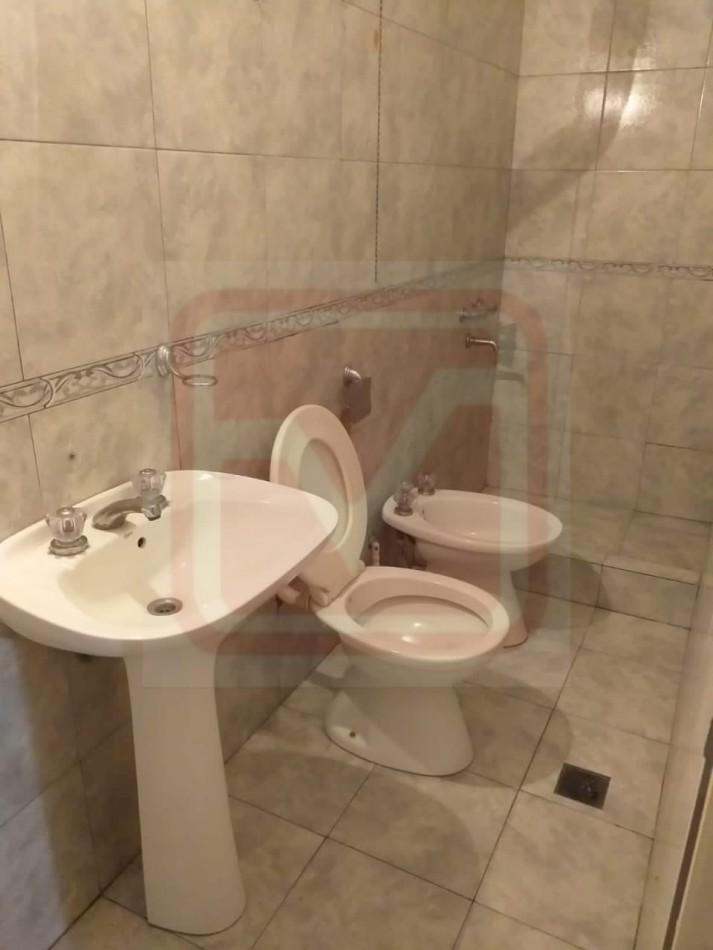 Local. Oficia, consultorios. Madrid 3211. Isidro Casanova. 