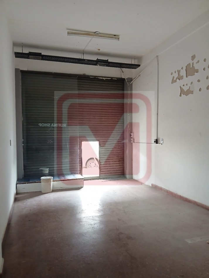  Local. Espinosa 4895. Isidro Casanova.  