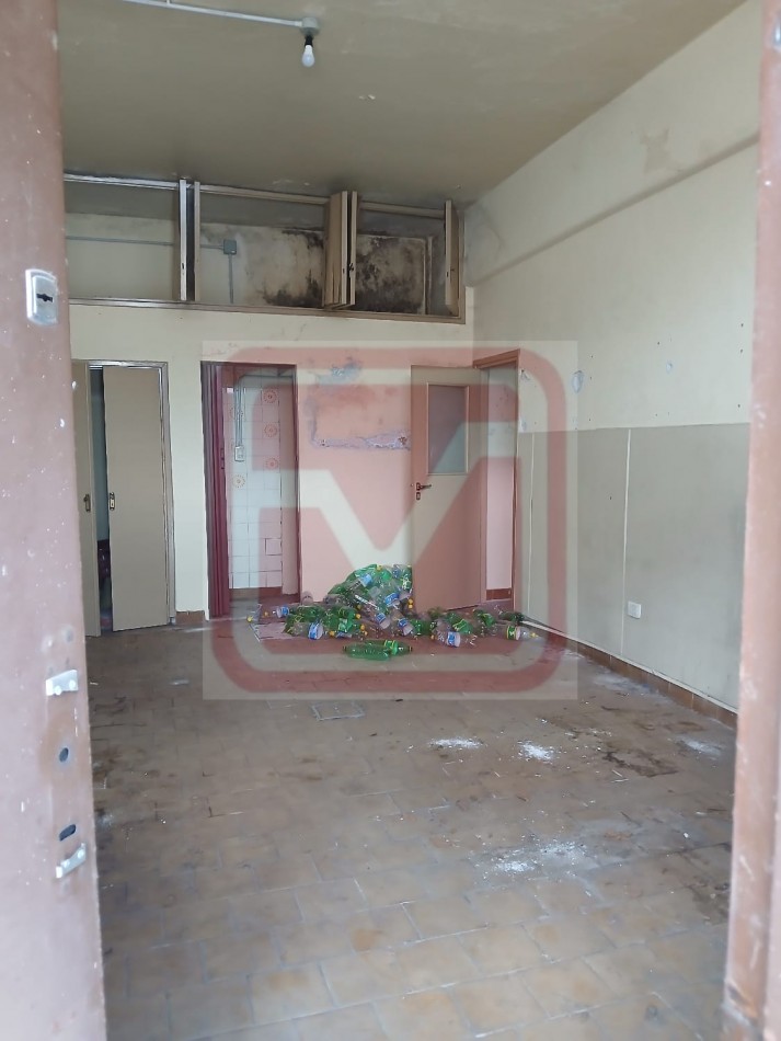 Local. Islas Malvinas 3164. Isidro Casanova.