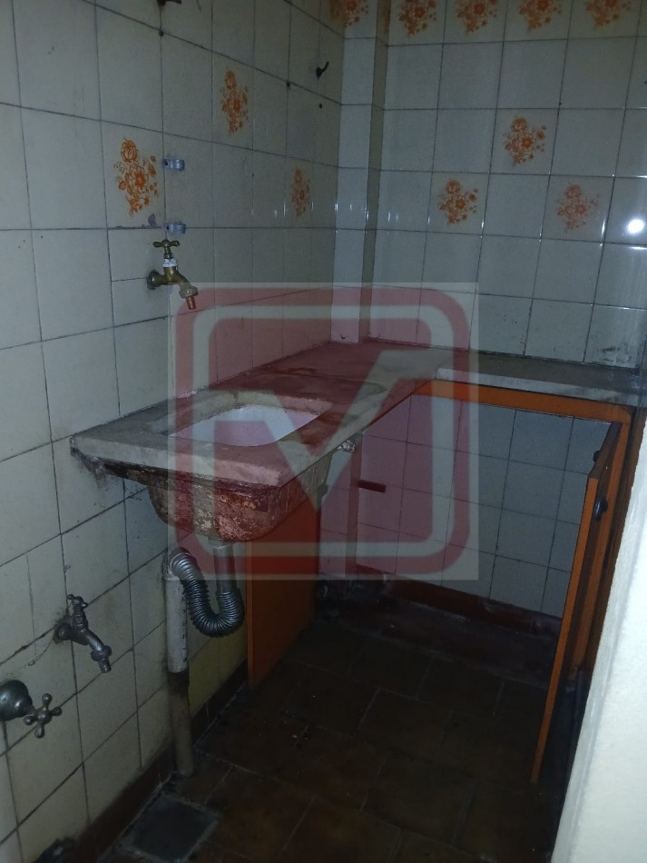 Local. Islas Malvinas 3164. Isidro Casanova.