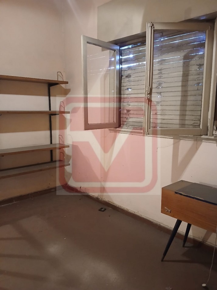 Local. Islas Malvinas 3164. Isidro Casanova.