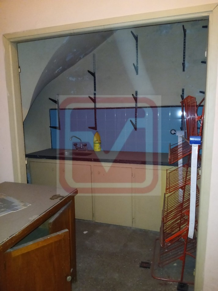 Local. Islas Malvinas 3164. Isidro Casanova.