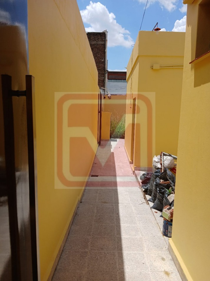 Departamento de tres ambientes al fondo. Malvinas 3166. Isidro Casanova.