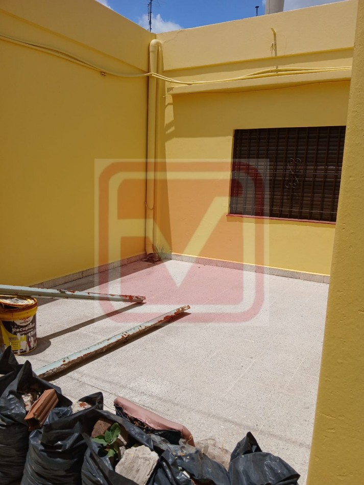 Departamento de tres ambientes al fondo. Malvinas 3166. Isidro Casanova.