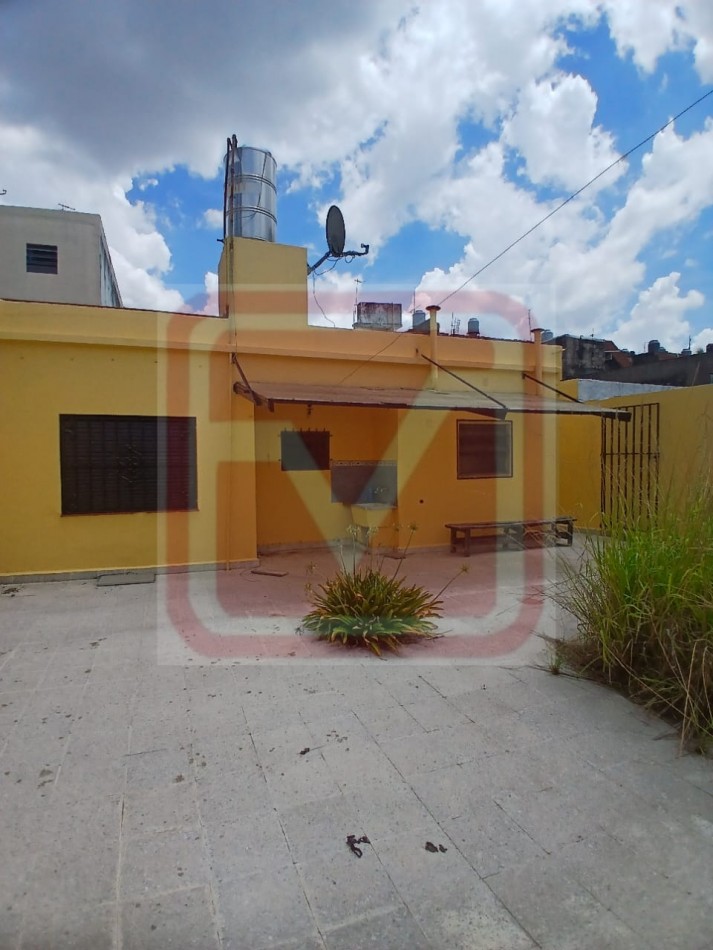 Departamento de tres ambientes al fondo. Malvinas 3166. Isidro Casanova.