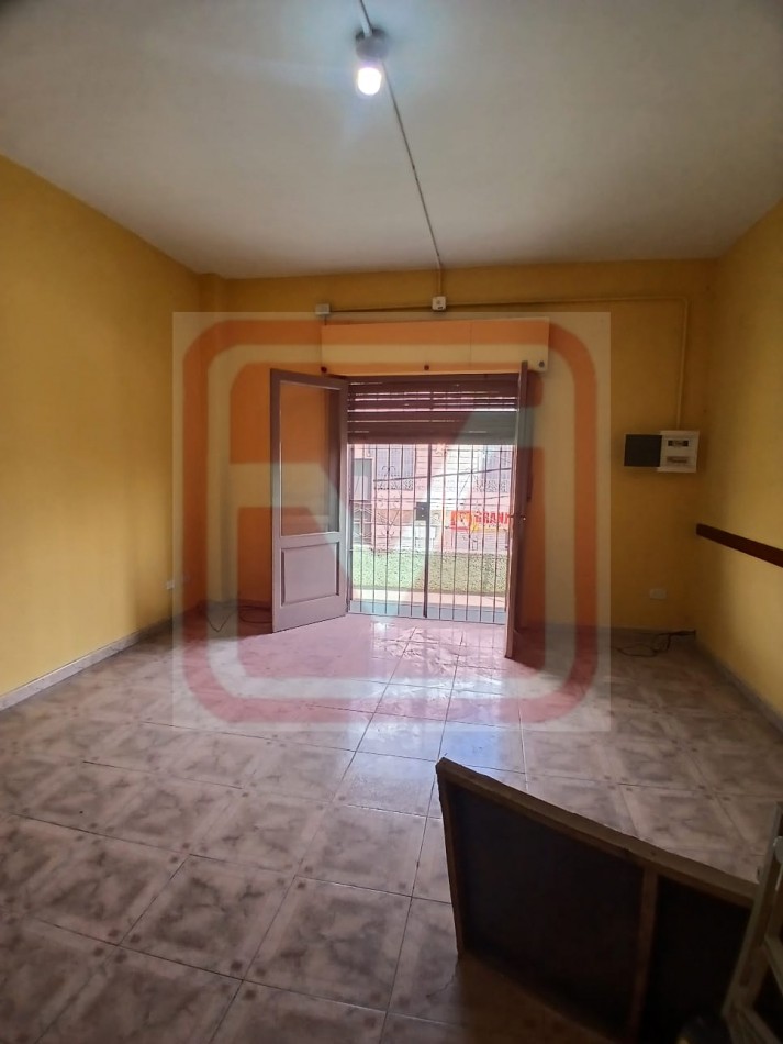 Departamento de tres ambientes en planta alta. Malvinas 3166. Isidro Casanova. 