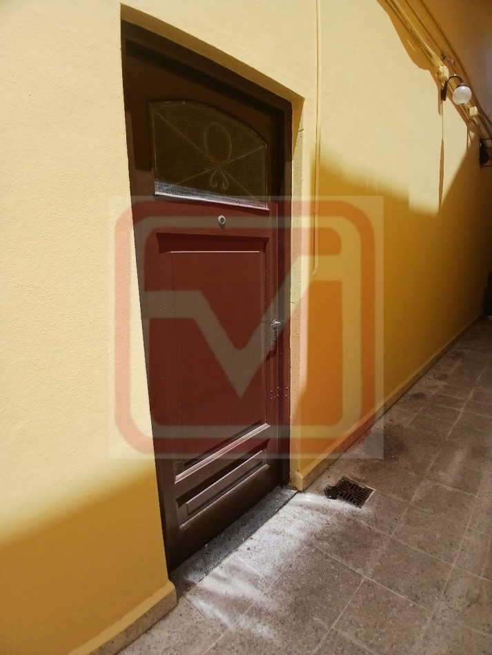 Departamento de tres ambientes en planta alta. Malvinas 3166. Isidro Casanova. 