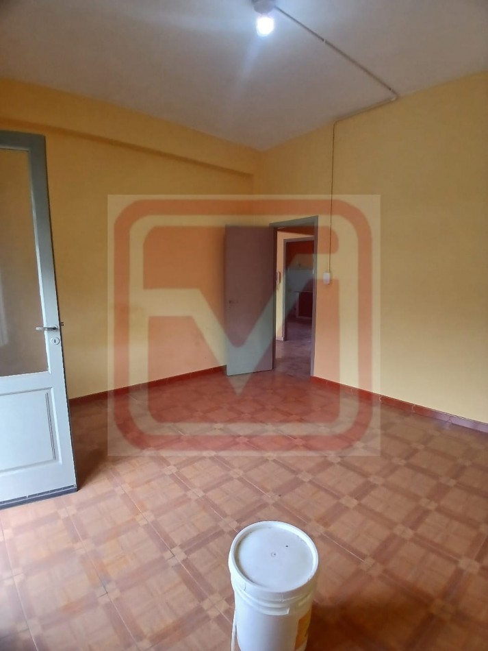 Departamento de tres ambientes en planta alta. Malvinas 3166. Isidro Casanova. 