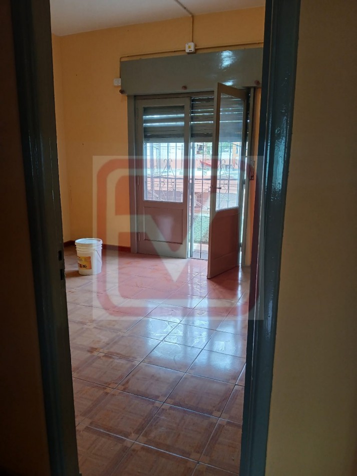 Departamento de tres ambientes en planta alta. Malvinas 3166. Isidro Casanova. 