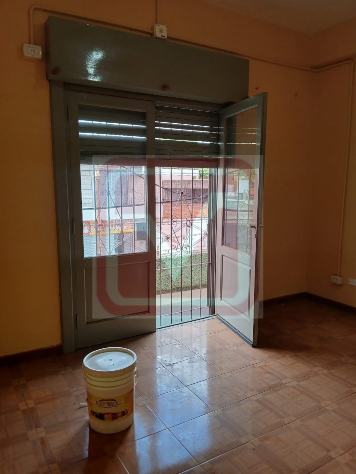 Departamento de tres ambientes en planta alta. Malvinas 3166. Isidro Casanova. 