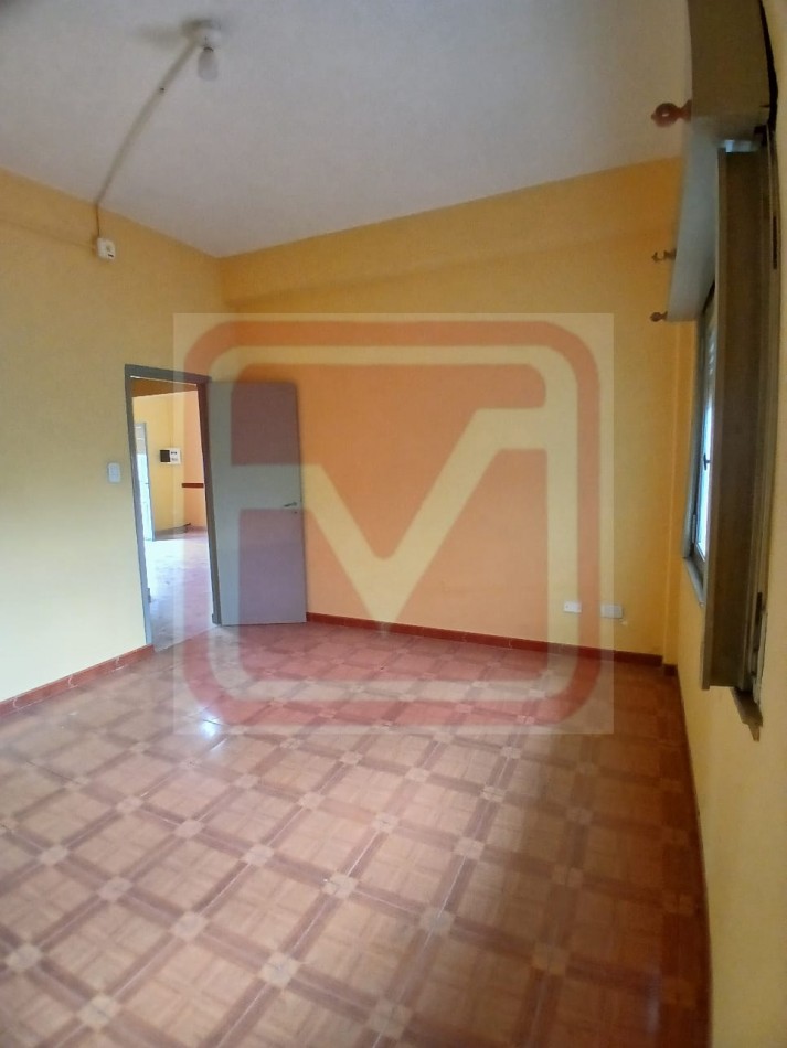 Departamento de tres ambientes en planta alta. Malvinas 3166. Isidro Casanova. 