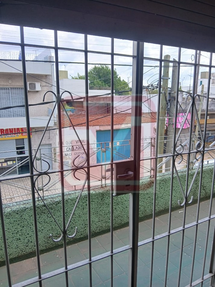 Departamento de tres ambientes en planta alta. Malvinas 3166. Isidro Casanova. 