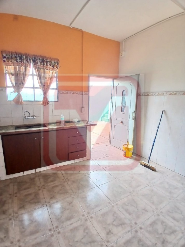 Departamento de tres ambientes en planta alta. Malvinas 3166. Isidro Casanova. 