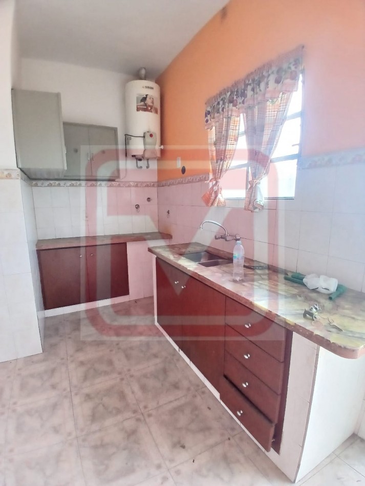 Departamento de tres ambientes en planta alta. Malvinas 3166. Isidro Casanova. 