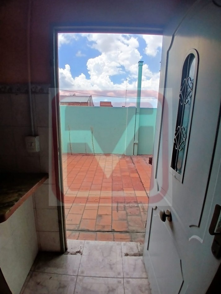 Departamento de tres ambientes en planta alta. Malvinas 3166. Isidro Casanova. 