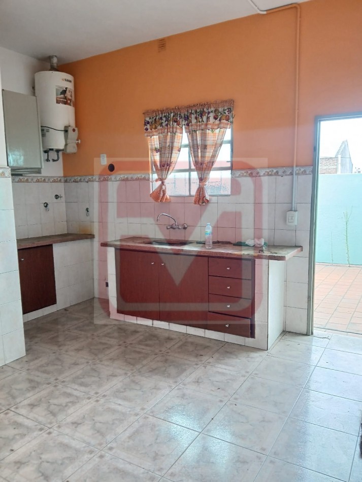 Departamento de tres ambientes en planta alta. Malvinas 3166. Isidro Casanova. 