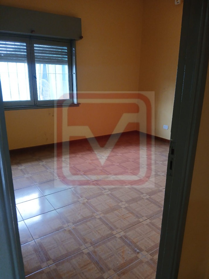 Departamento de tres ambientes en planta alta. Malvinas 3166. Isidro Casanova. 