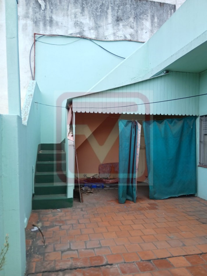 Departamento de tres ambientes en planta alta. Malvinas 3166. Isidro Casanova. 