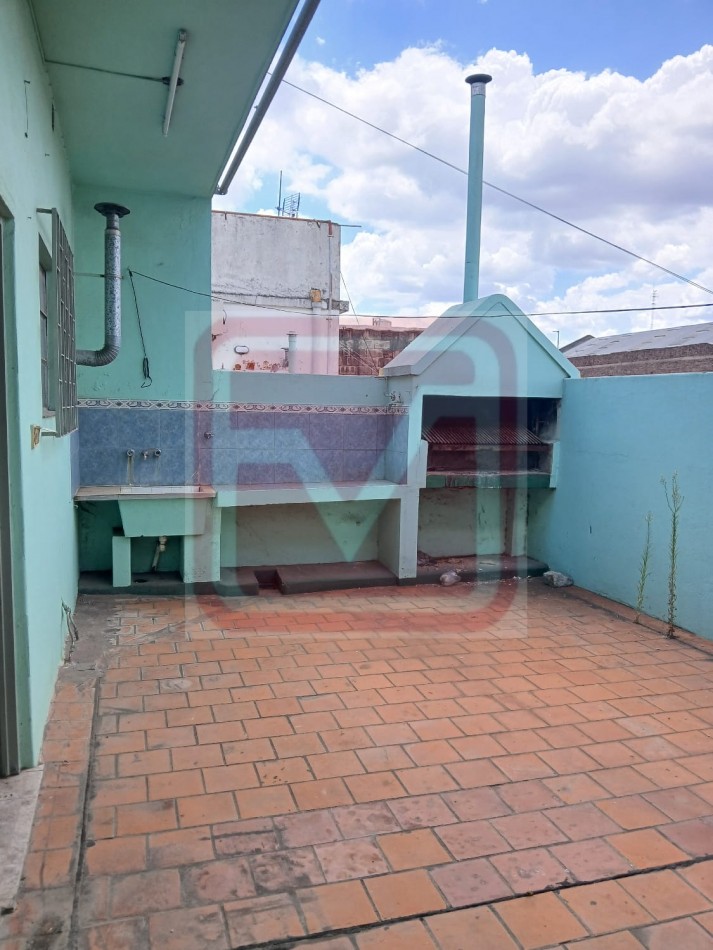 Departamento de tres ambientes en planta alta. Malvinas 3166. Isidro Casanova. 