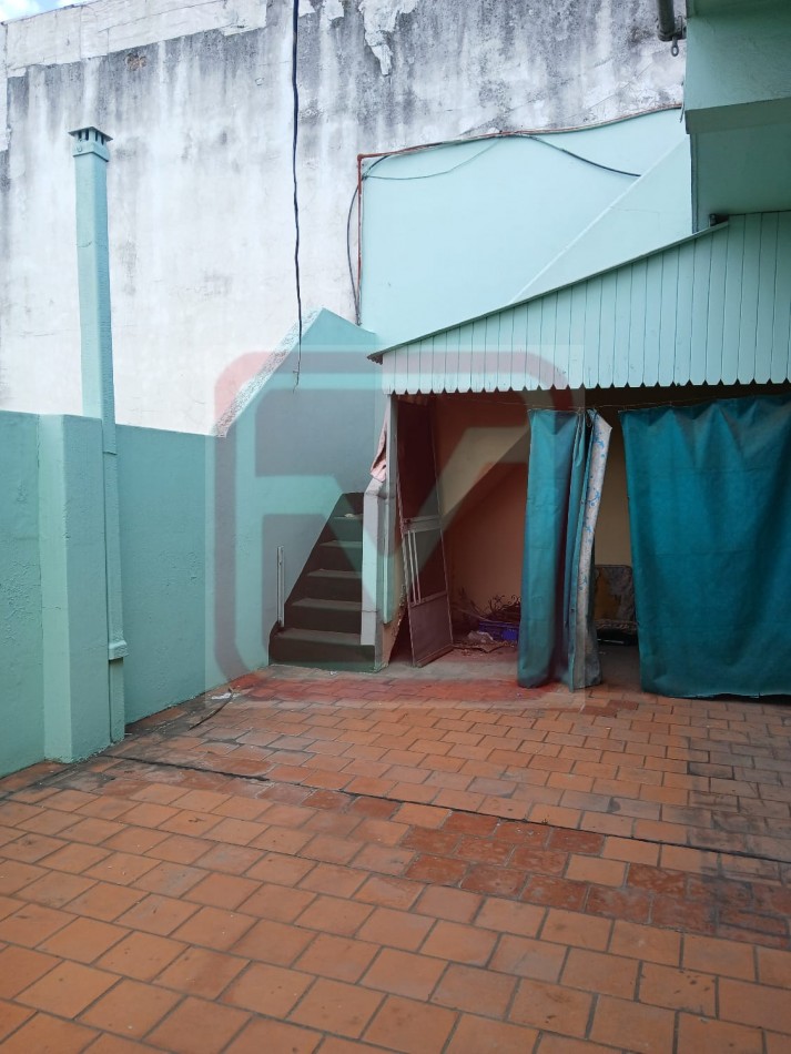 Departamento de tres ambientes en planta alta. Malvinas 3166. Isidro Casanova. 