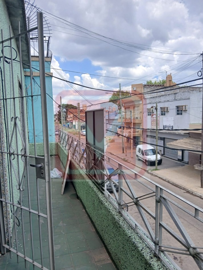 Departamento de tres ambientes en planta alta. Malvinas 3166. Isidro Casanova. 