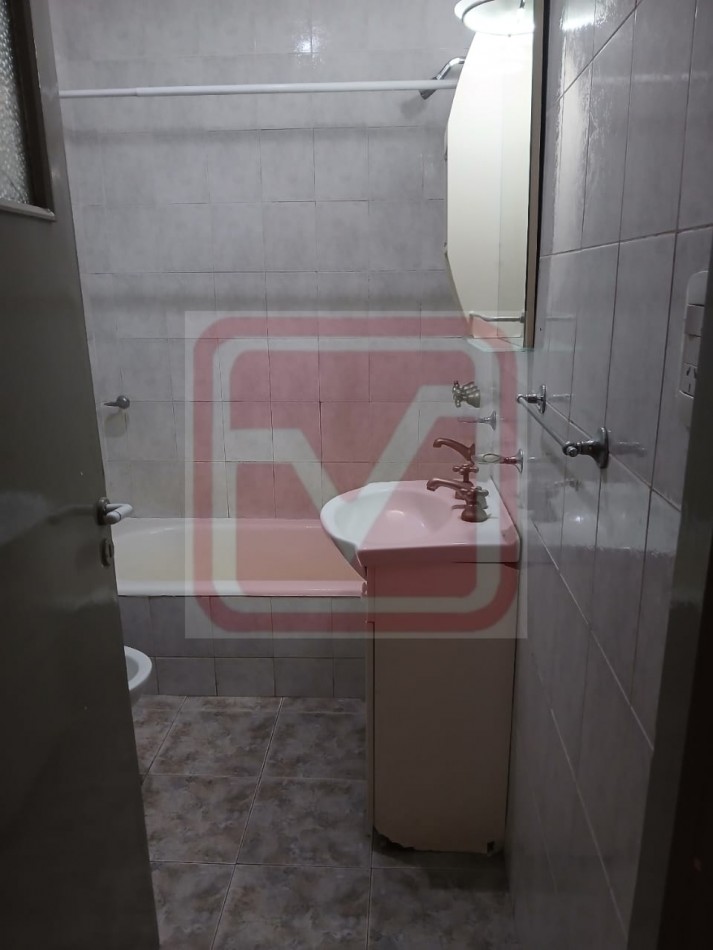 Departamento de tres ambientes en planta alta. Malvinas 3166. Isidro Casanova. 