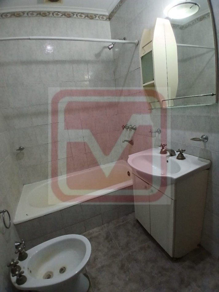 Departamento de tres ambientes en planta alta. Malvinas 3166. Isidro Casanova. 