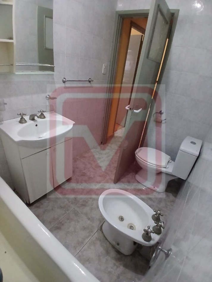 Departamento de tres ambientes en planta alta. Malvinas 3166. Isidro Casanova. 