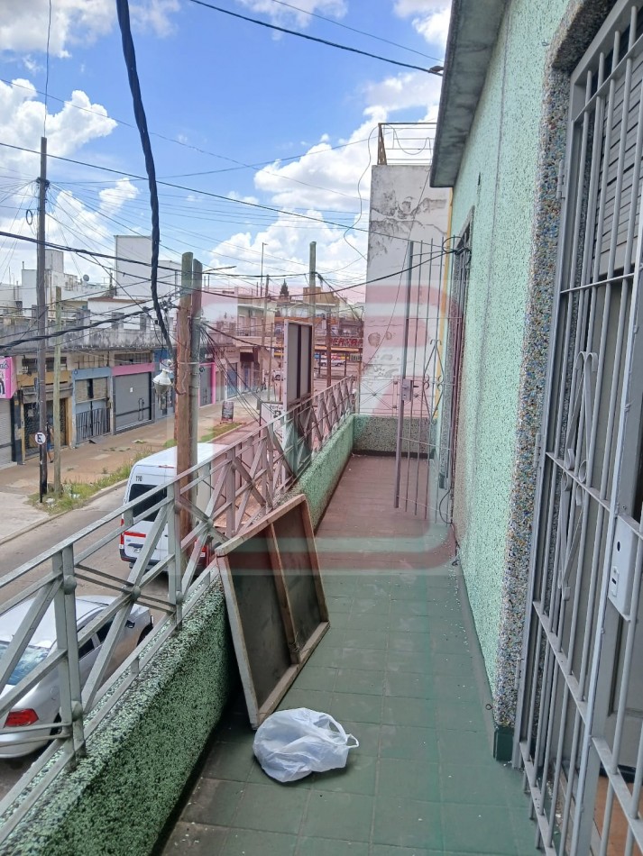 Departamento de tres ambientes en planta alta. Malvinas 3166. Isidro Casanova. 