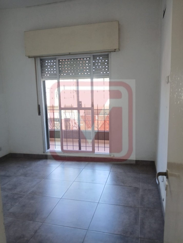 Depto dos ambientes. Roma 3226. Isidro Casanova. 