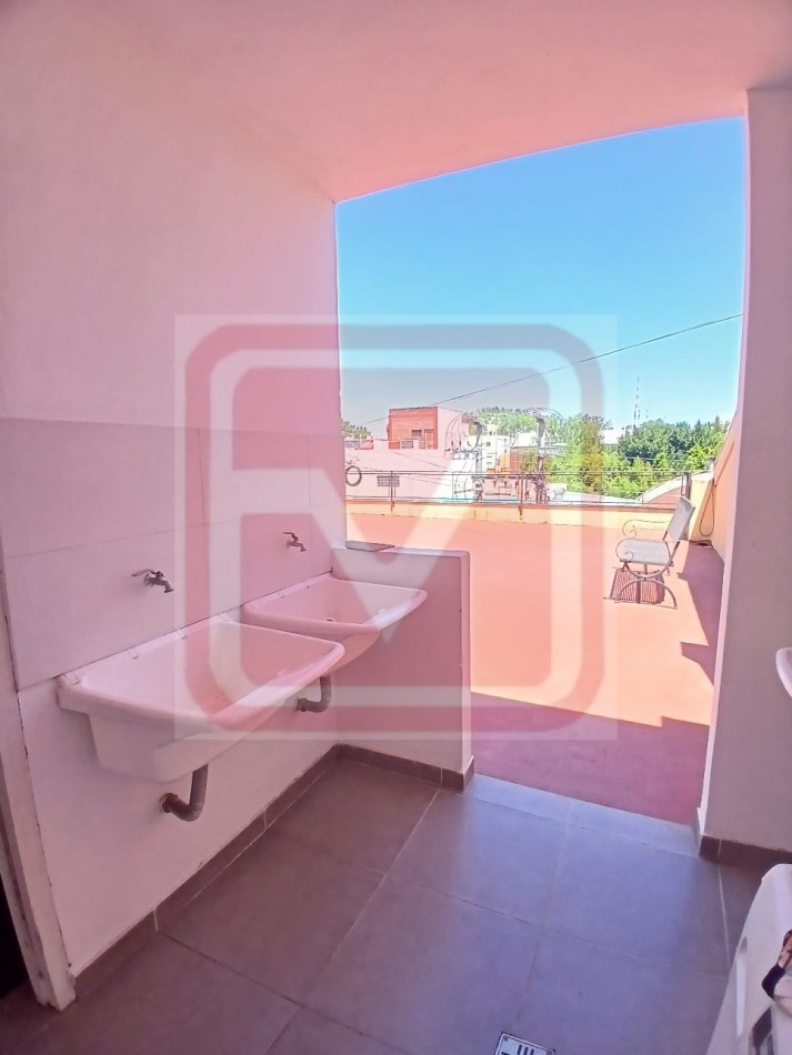 Depto dos ambientes. Roma 3226. Isidro Casanova. 