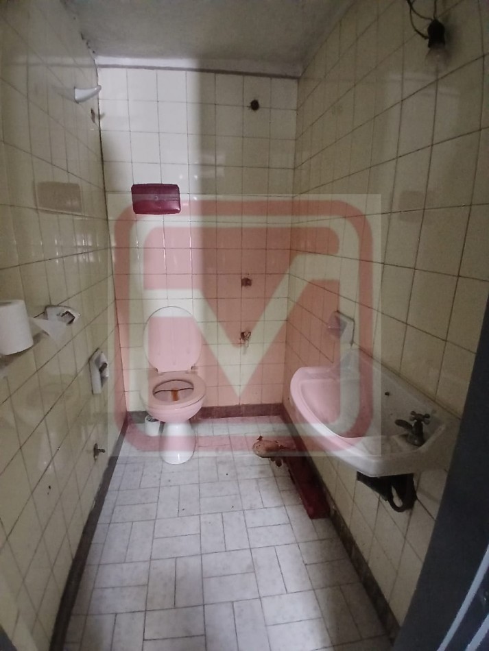 Local. Brig. Gral. J. M de Rosas 6394. Isidro Casanova.