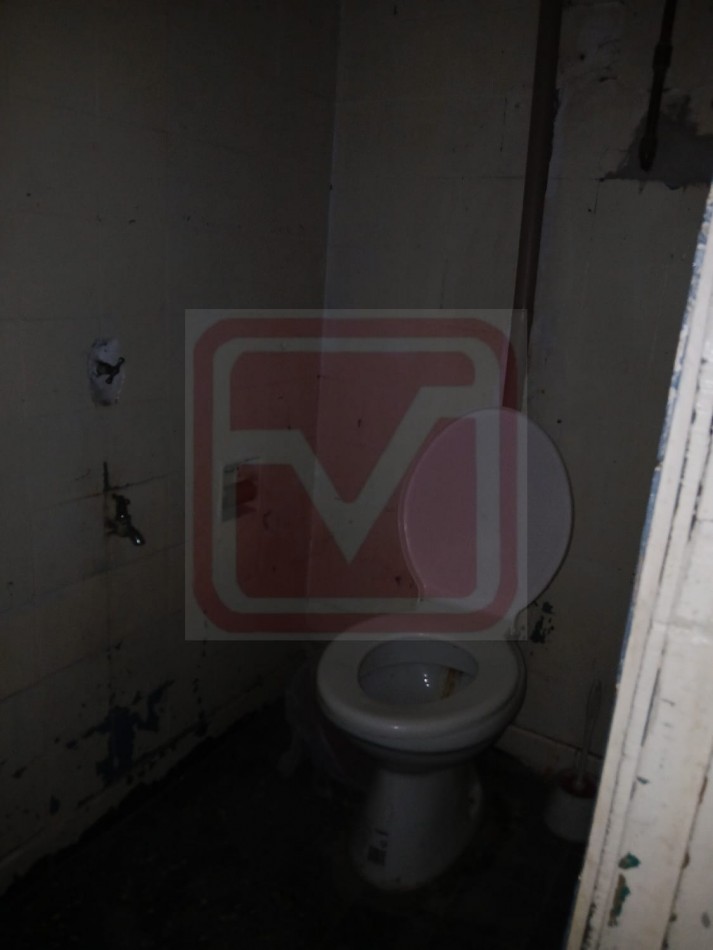  Local. Brig. Gral. J. M. de Rosas 6826. Isidro Casanova. 