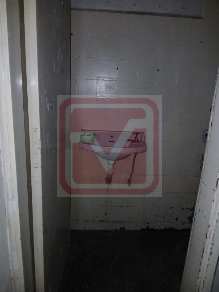  Local. Brig. Gral. J. M. de Rosas 6826. Isidro Casanova. 