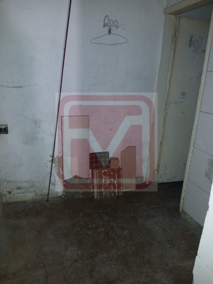  Local. Brig. Gral. J. M. de Rosas 6826. Isidro Casanova. 