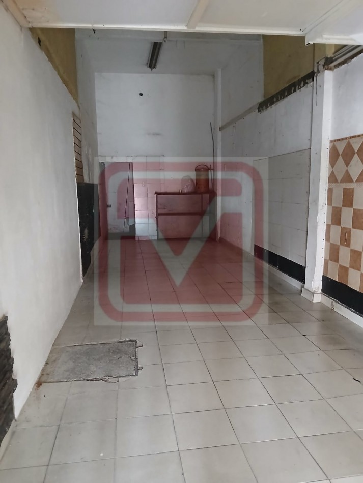  Local. Brig. Gral. J. M. de Rosas 6826. Isidro Casanova. 