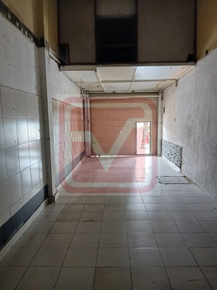  Local. Brig. Gral. J. M. de Rosas 6826. Isidro Casanova. 