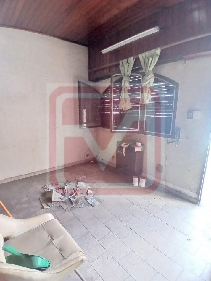 Local. Islas Malvinas 3134. Isidro Casanova.