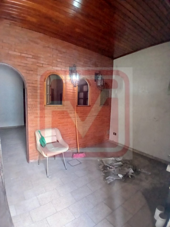 Local. Islas Malvinas 3134. Isidro Casanova.