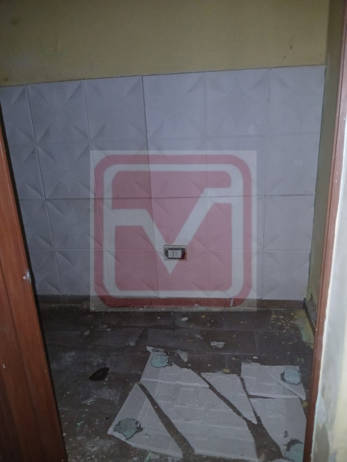 Local. Islas Malvinas 3134. Isidro Casanova.