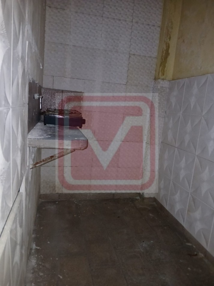 Local. Islas Malvinas 3134. Isidro Casanova.